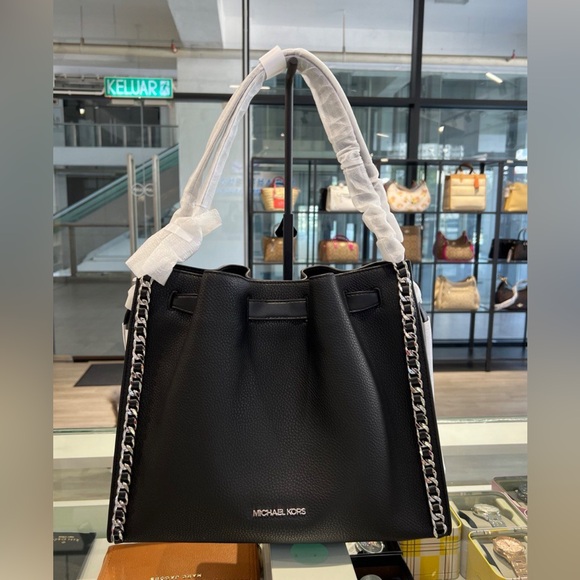 Untouch brand new Authentic Michael Kors Mina Large Chain Shoulder Bag (Black) - Picture 2 of 5